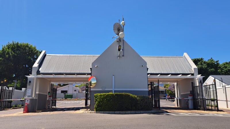 24-Hour guarded entrance